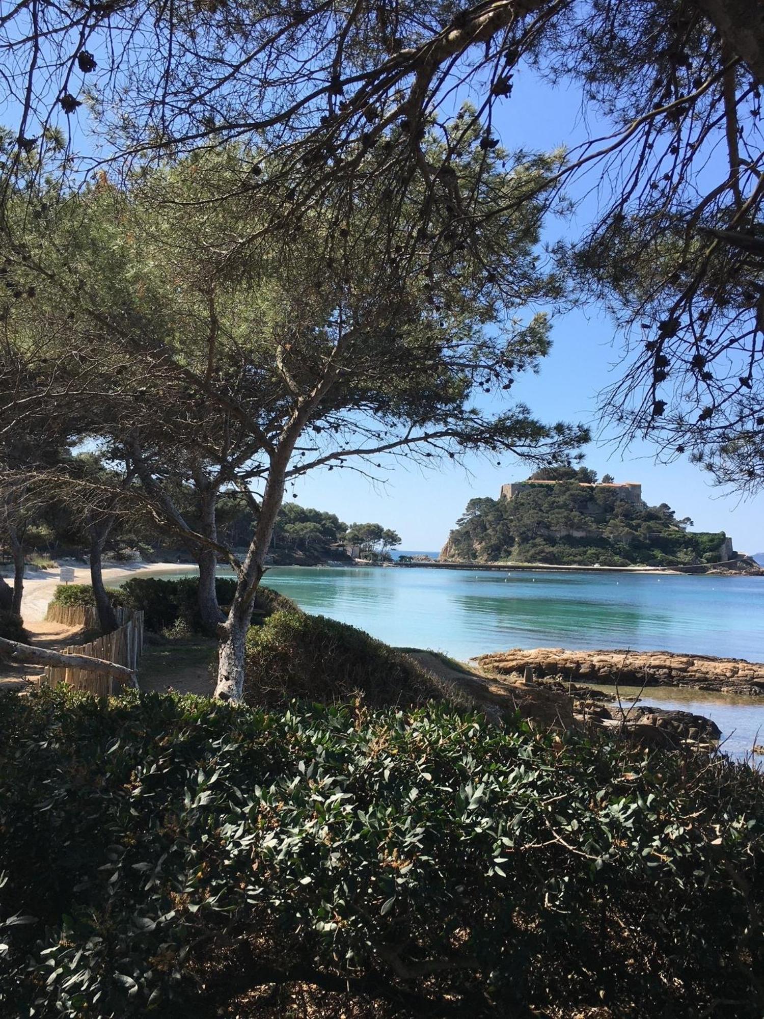 Appartement T3 Lumineux Traversant Totalement Neuf En Face De La Plage Front De Mer Vue Sur Les Iles Vue Mer Panoramique Assuree Residence De La Plage Centre Ville Du Lavandou 3Eme Etage Avec Ascenseur Appartement T3 Le Lavandou Extérieur photo
