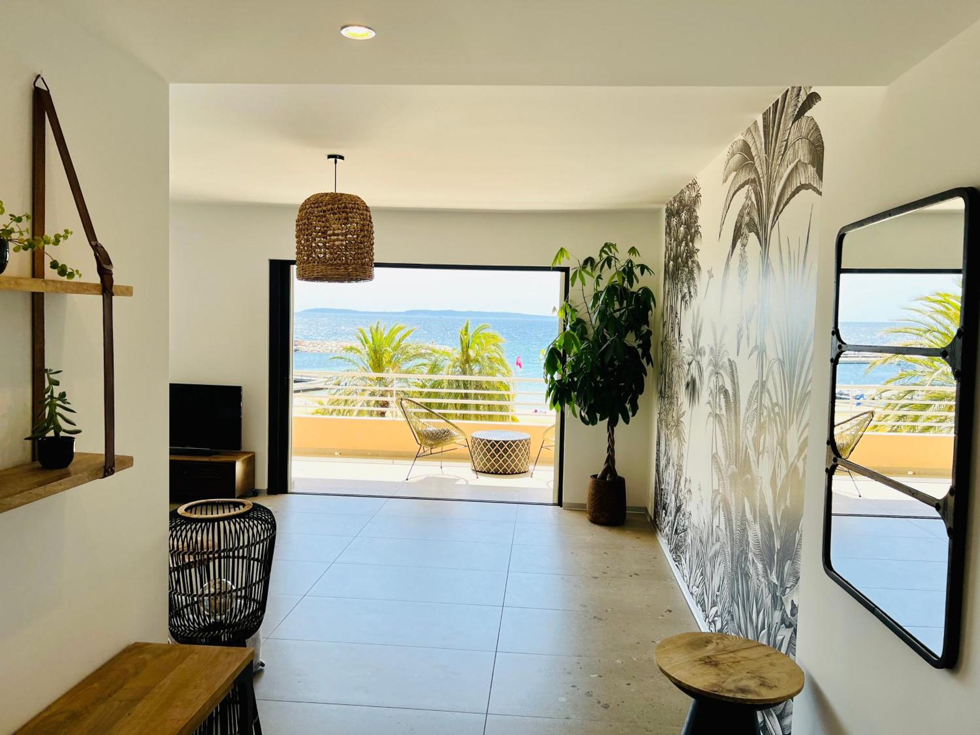 Appartement T3 Lumineux Traversant Totalement Neuf En Face De La Plage Front De Mer Vue Sur Les Iles Vue Mer Panoramique Assuree Residence De La Plage Centre Ville Du Lavandou 3Eme Etage Avec Ascenseur Appartement T3 Le Lavandou Extérieur photo
